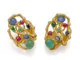 une photo d'une paire de boucles d'oreilles en or ornées de pierres multicolores