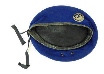 un chapeau bleu orné d'un patch noir