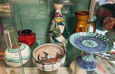 de nombreux vases exposés dans une vitrine