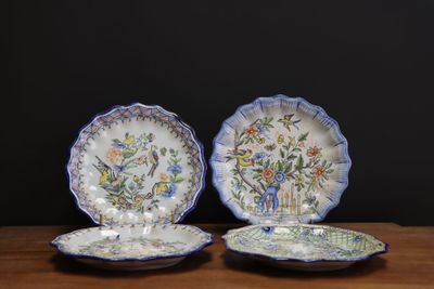 Nevers. Quatre petites assiettes en faïence.