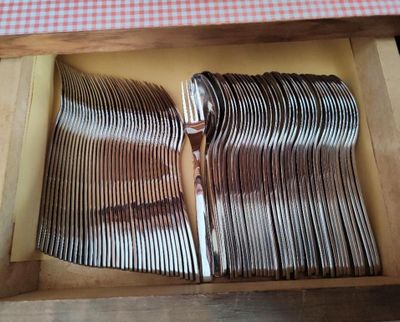 beaucoup de fourchettes et de cuillères dans une boîte en bois