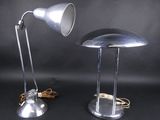 une paire de lampes de bureau en argent avec un abat-jour argenté sur fond noir