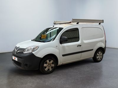 une camionnette blanche équipée d'une galerie de toit à l'arrière