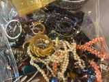 un sac rempli de bijoux assortis sur une table