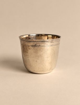 l'image d'une coupe en argent posée sur une table