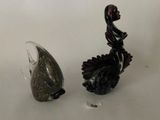 deux figurines assises l'une à côté de l'autre
