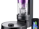 un robot noir et violet qui se trouve à côté d'un téléphone portable