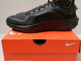 La Nike Air Max noire et rouge est posée sur une boîte