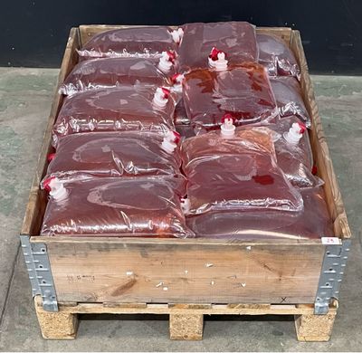 de nombreux sacs de viande dans une caisse en bois posée sur une palette