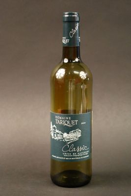 une bouteille de vin posée sur une table