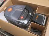 une boîte contenant un aspirateur et d'autres objets