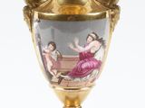 un vase en or orné d'une image représentant une femme