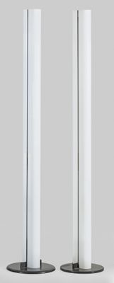 deux grands vases en verre posés sur un socle en métal