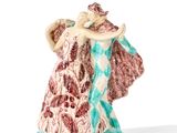 une figurine représentant une femme tenant un bébé dans ses bras