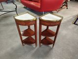 paire de tables d'appoint avec plateau en marbre et finitions en laiton