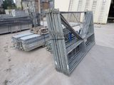 un gros tas de barres d'acier au milieu d'un bâtiment