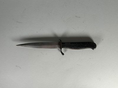 un petit couteau posé sur une table