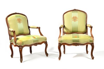 une paire de chaises en bois sculpté avec assise rembourrée, rembourrée, rembourrée, rembourrée, rembourrée, rembourrée, rembourrée, rembourrée, rembourrée, rembourrée