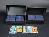 une boîte de cartes et une autre boîte de cartes posées sur une table