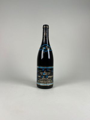 une bouteille de vin posée sur une table blanche