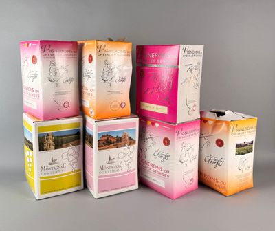 Plusieurs boîtes de café sont empilées les unes sur les autres