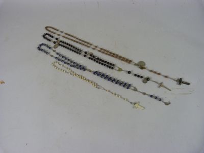 un lot de perles posées sur une table