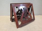 un vieux cadre en bois sur lequel repose un instrument de musique