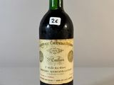 une bouteille de vin posée sur une table