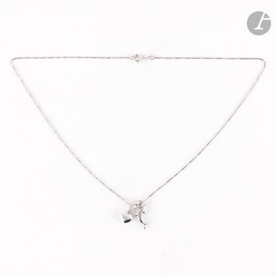 un collier en argent avec un pendentif en forme d'étoile de mer sur une chaîne