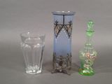 trois vases en verre posés l'un à côté de l'autre sur une table