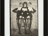 photographie en noir et blanc de trois femmes en lingerie posant pour une photo