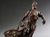 statue en bronze représentant une femme tenant un enfant sur un rocher