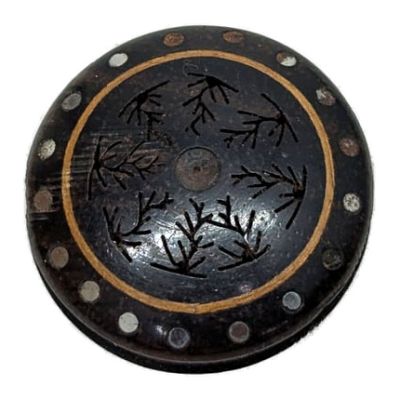 une image représentant un objet décoratif noir et doré sur fond blanc