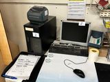 un bureau sur lequel se trouvent un ordinateur, une imprimante et d'autres objets