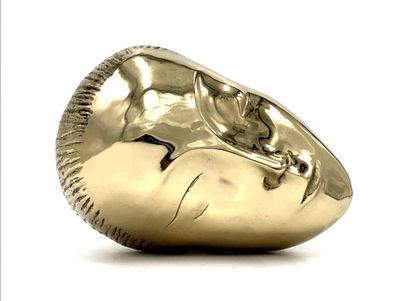 une bague en or sur laquelle est représenté un cheval, sur un fond blanc