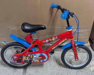 un vélo rouge avec une selle bleue et un guidon noir