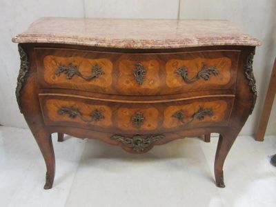 84.56 - COMMODE DE STYLE LOUIS XV EN BOIS DE PLACAGE ET MARQ… - Photo 1