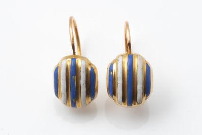 une photo d'une paire de boucles d'oreilles rayées bleues et blanches