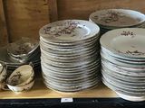 beaucoup d'assiettes et de bols sur une étagère