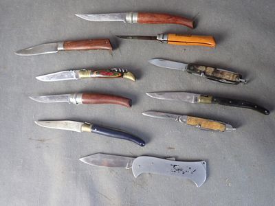 plusieurs types de couteaux sont alignés sur une table