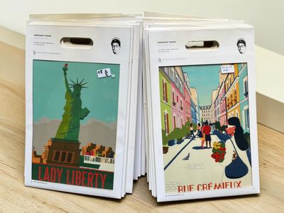 deux livres posés sur une table en bois