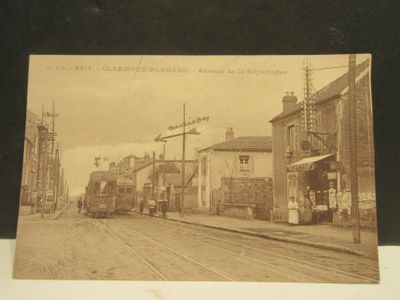 une vieille photo représentant une scène de rue avec un train sur les rails