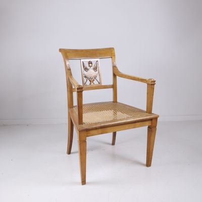 Fauteuil en bois naturel ; dossier renversé, ajouré, à décor…