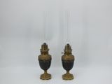 deux vases noirs et dorés avec des bougies, sur fond blanc