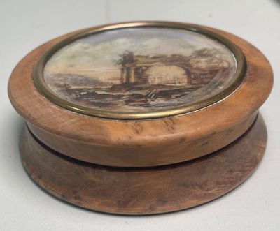 une boîte en bois ornée d'une image, posée sur une table