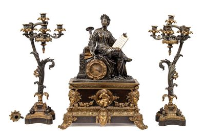 une statue représentant un homme assis sur une table, à côté de trois bougies