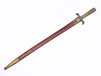 une vieille épée avec un manche en bois sur une surface blanche
