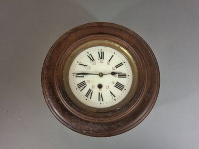 une horloge avec des chiffres romains sur le cadran