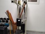 une machine qui se trouve dans le coin d'une pièce