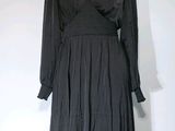 une photo d'une robe noire sur un présentoir pour mannequin